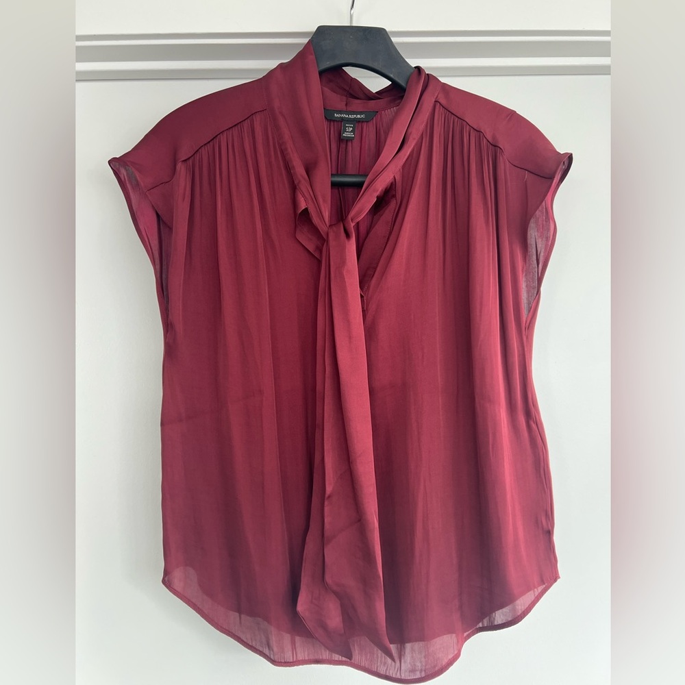 Banana Republic Women's Burgundy Blouse, Size small